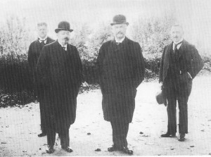 Reichskanzler Konstantin Fehrenbach (Zentrum) (3.v.l.) mit Reichspräsident Friedrich Ebert (SPD)