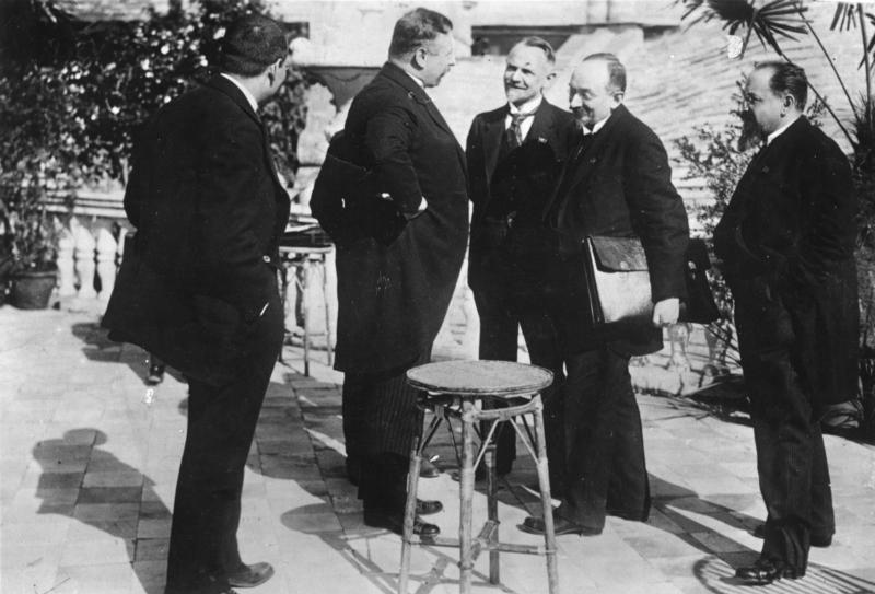 Reichskanzler Joseph Wirth (2. v. l.) mit den Vertretern der sowjetrussischen Seite Leonid Krassin, Chicherin und Joffe