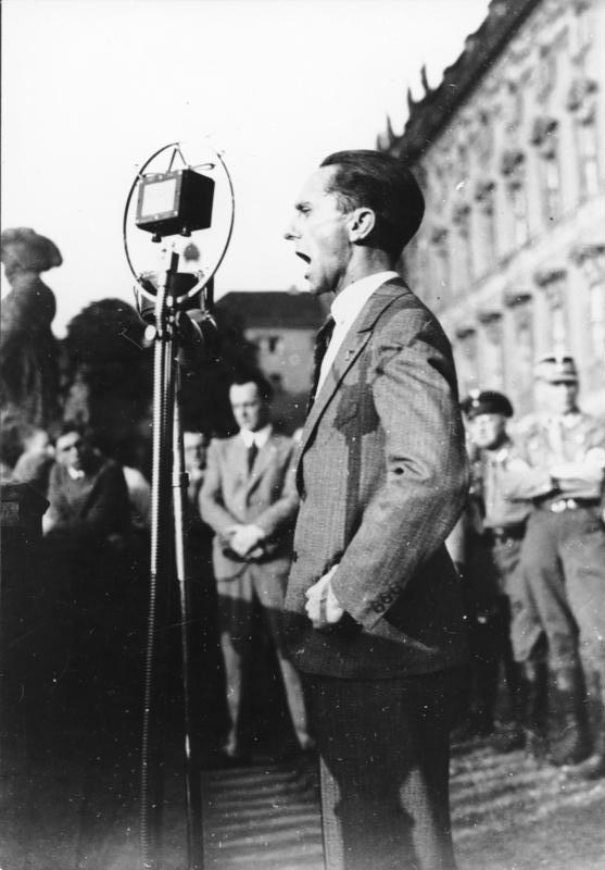 Joseph Goebbels im Juli 1932 bei einer Rede gegen das Ergebnis der Lausanner Reparationskonferenz